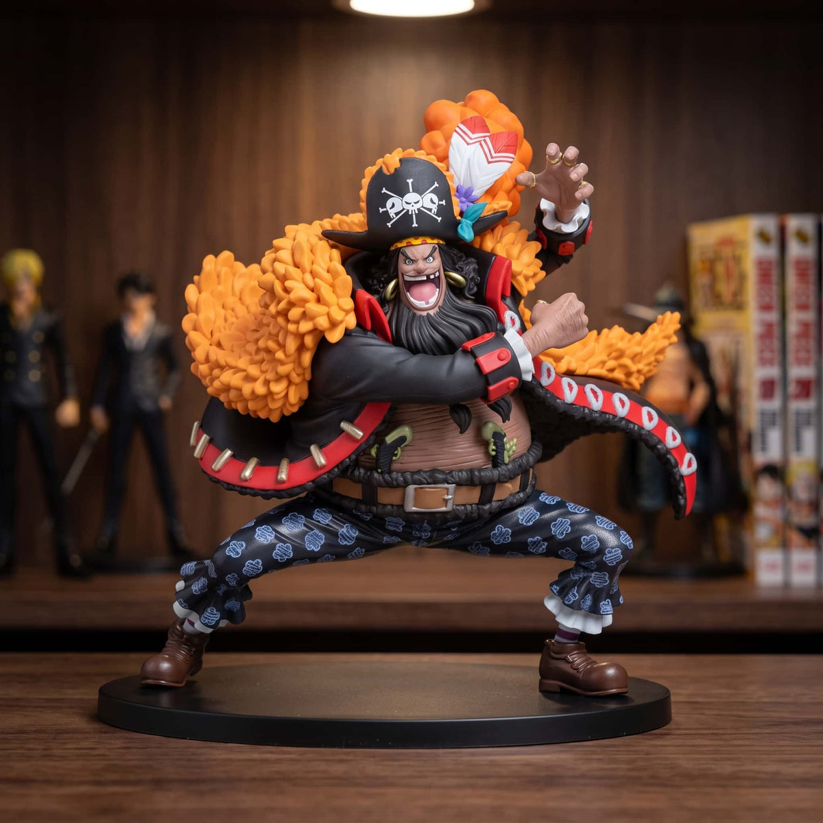 Figurine One Piece Barbe Noire 11 cm en garde de combat, exposée sur une étagère devant des mangas (décor non inclus)