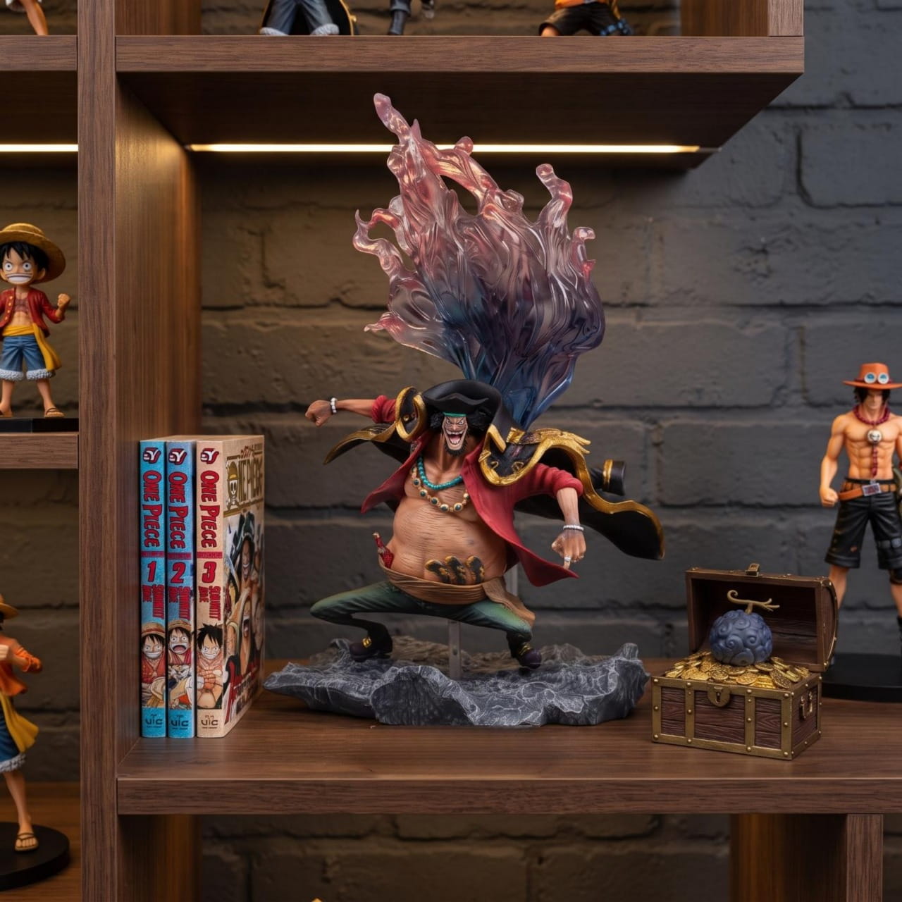 Figurine Barbe Noire Marshall D Teach tenebres One Piece - exposee sur une etagere (decor non inclus)