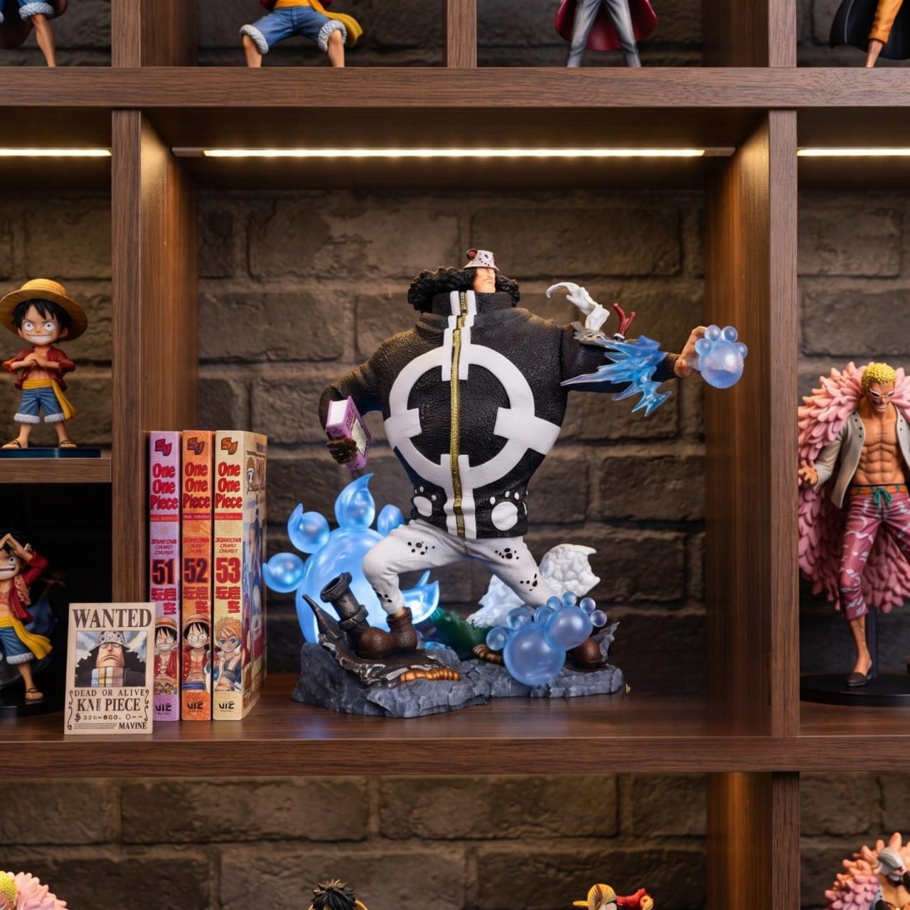 Figurine Bartholomew Kuma coussinets Nikyu One Piece - exposee sur une etagere (decor non inclus)
