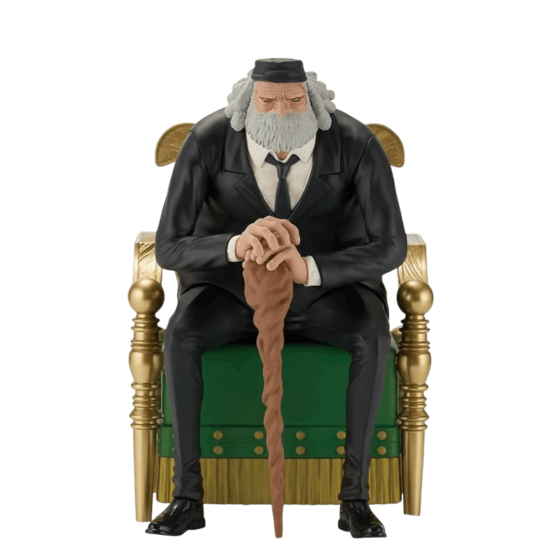 Figurine One Piece Saint Jaygarcia Saturn 13 cm, assis dans un fauteuil vert et or, mains posées sur sa canne torsadée