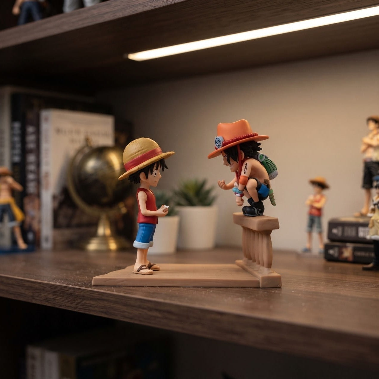 Diorama One Piece Luffy retrouvant son frère Ace perché sur un muret, exposé sur une étagère (décor non inclus)