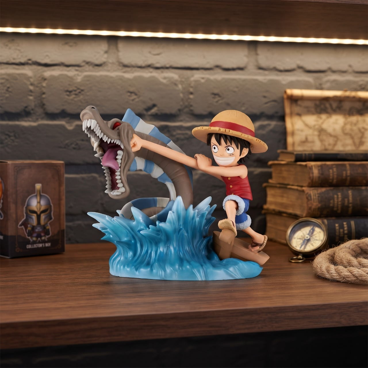 Diorama One Piece Luffy frappant le Roi des Mers depuis sa barque, exposé sur une étagère (décor non inclus)