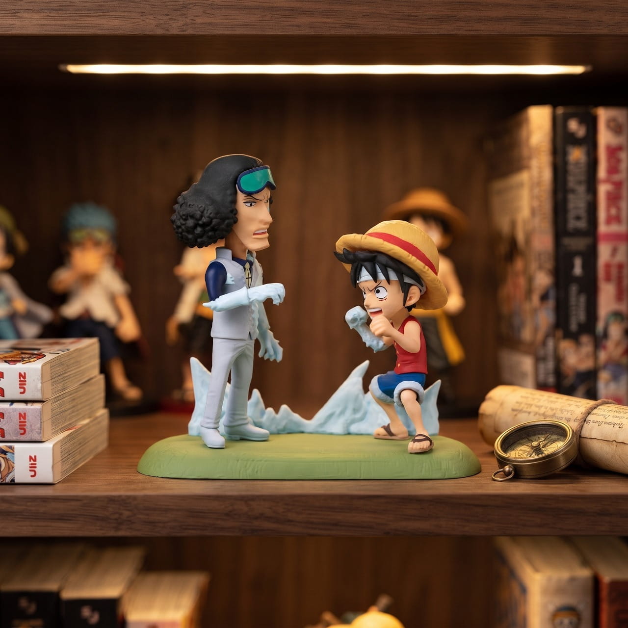 Diorama One Piece Luffy face à l'amiral Aokiji et sa glace, exposé sur une étagère (décor non inclus)