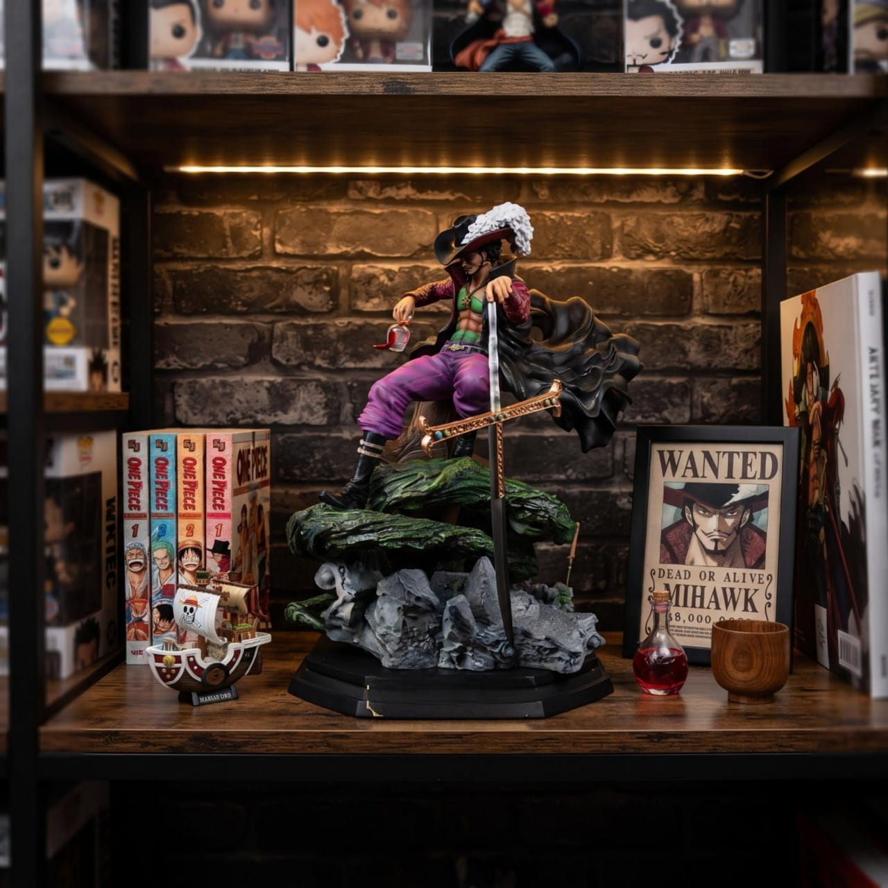 Figurine Dracule Mihawk Yoru oeil de faucon One Piece - exposee sur une etagere (decor non inclus)