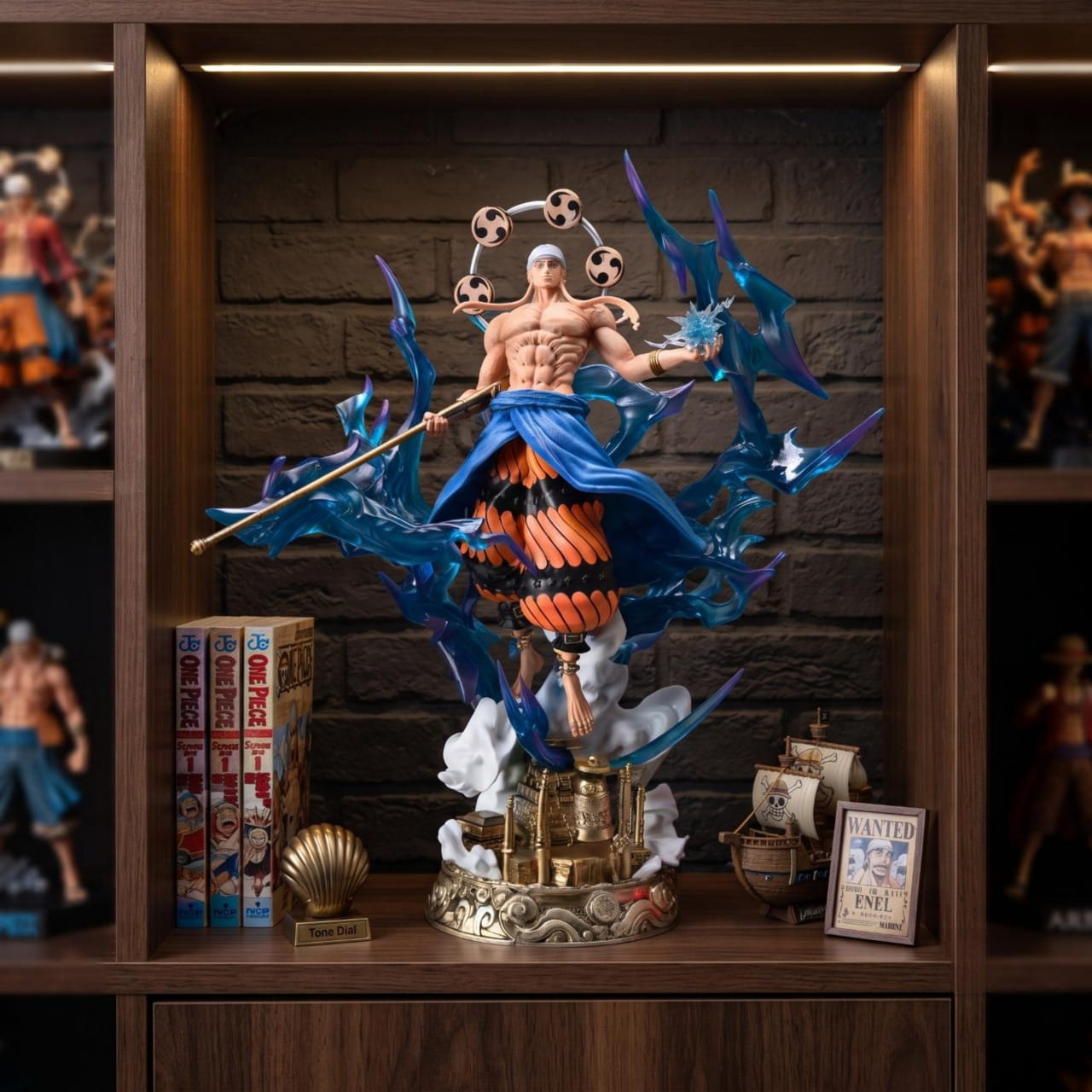 Figurine Enel dieu de la foudre Skypiea One Piece - exposee sur une etagere (decor non inclus)