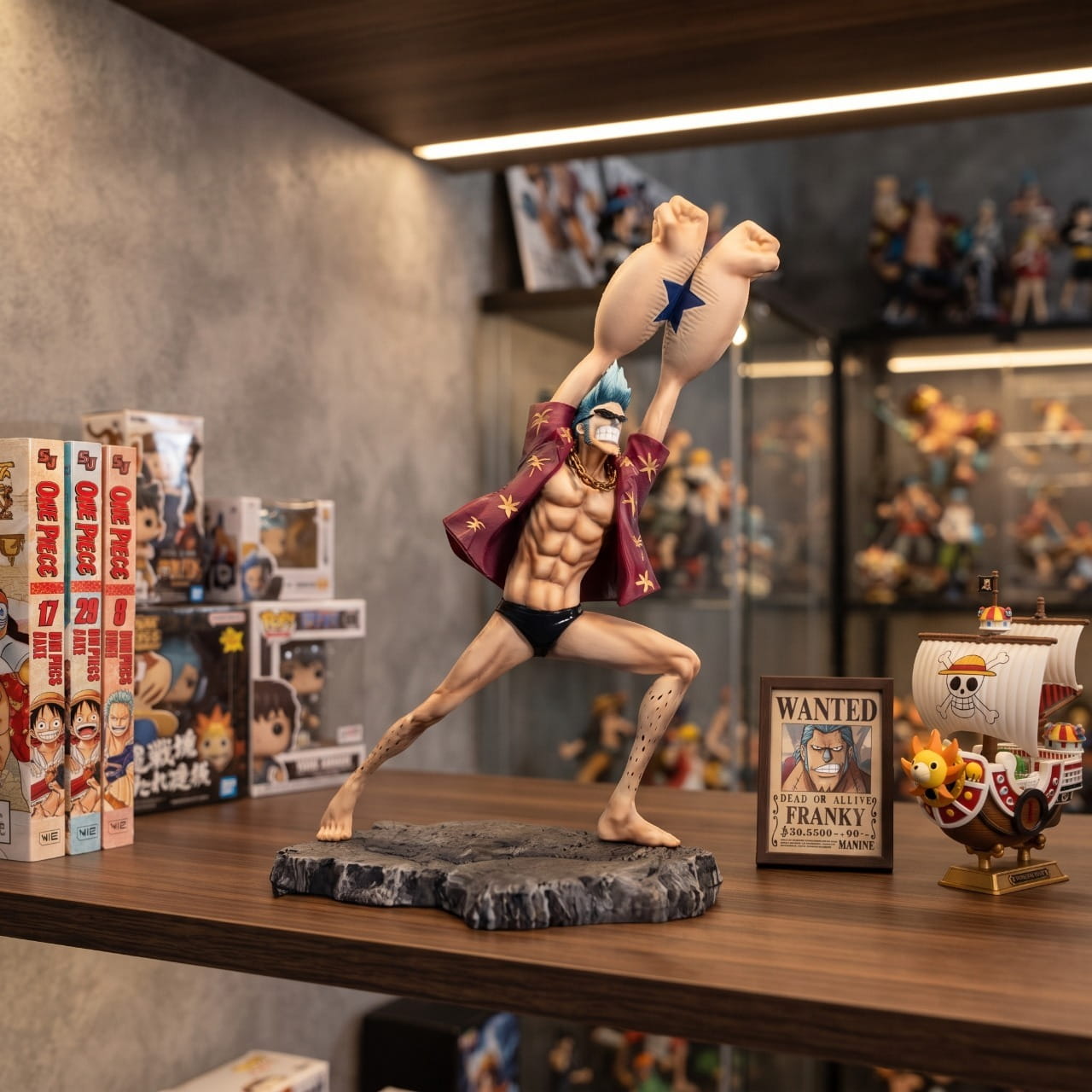 Figurine Franky exposee sur une etagere (decor non inclus)