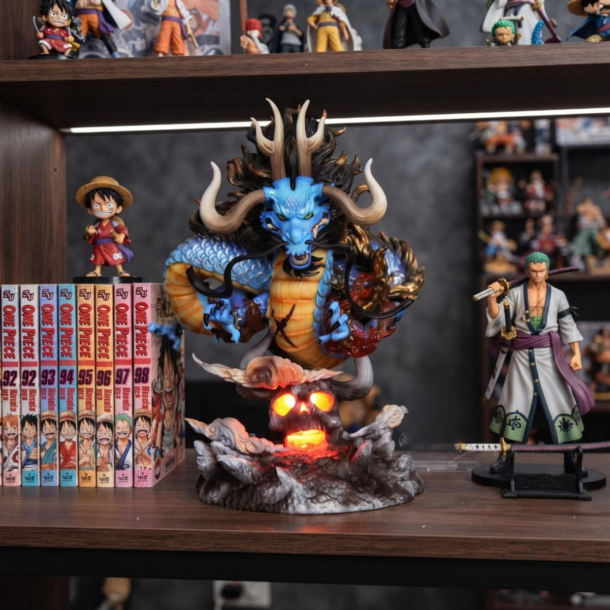 Figurine lumineuse Kaido dragon azur One Piece - exposee sur une etagere (decor non inclus)