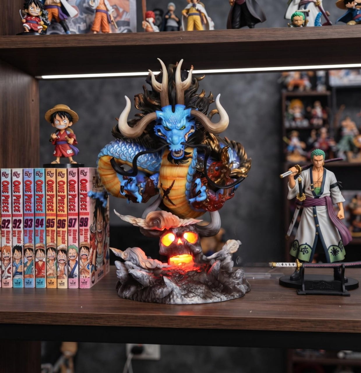 Figurine lumineuse Kaido dragon azur One Piece - exposee sur une etagere (decor non inclus)