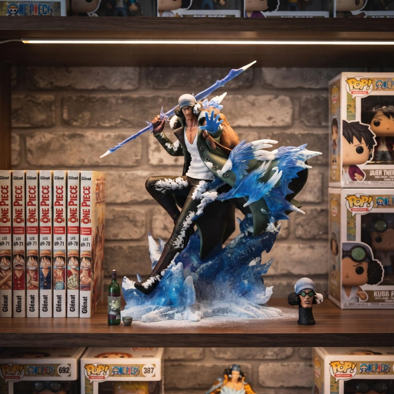 Figurine Kuzan Aokiji One Piece - exposee sur une etagere (decor non inclus)