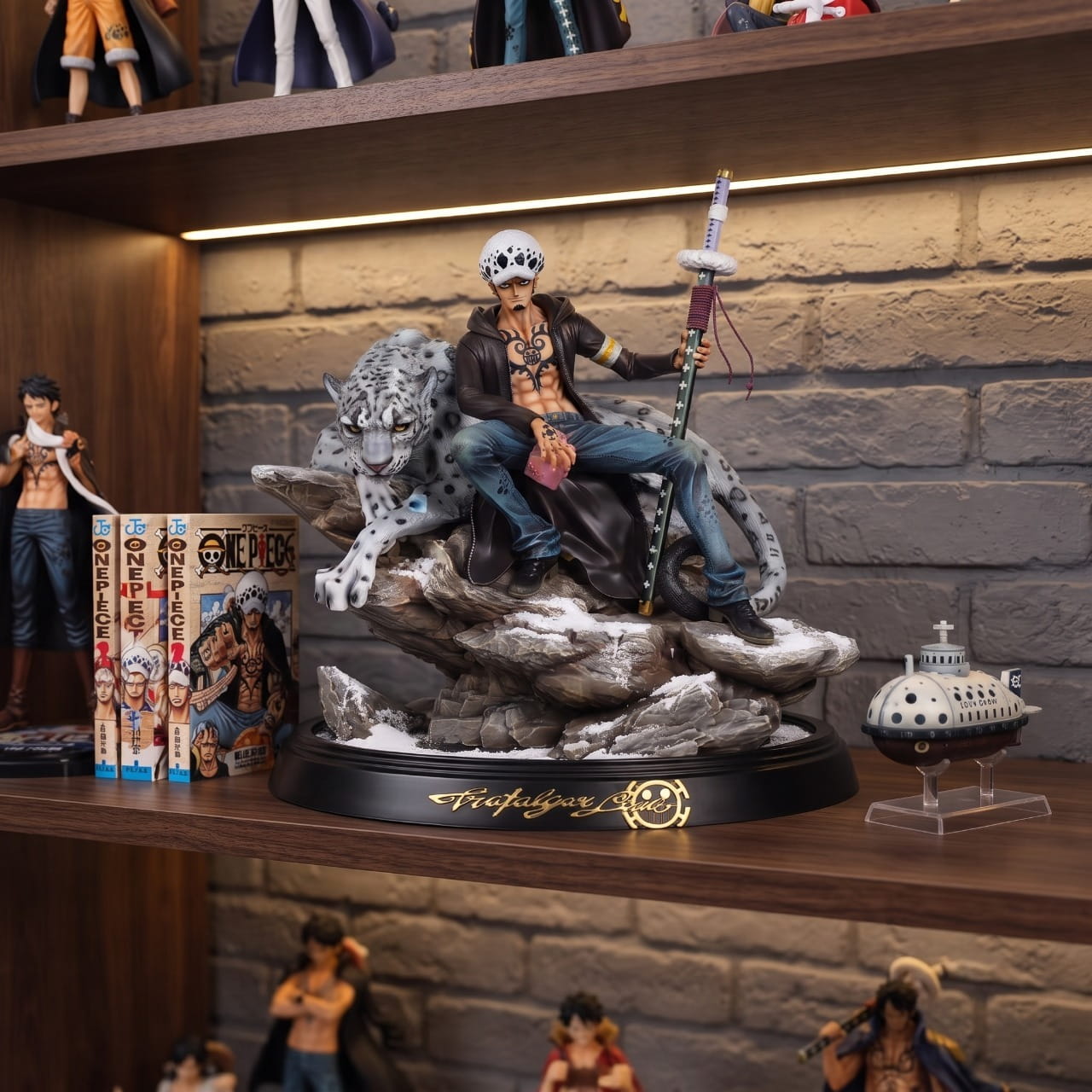 Figurine Trafalgar Law leopard des neiges One Piece - exposee sur une etagere (decor non inclus)