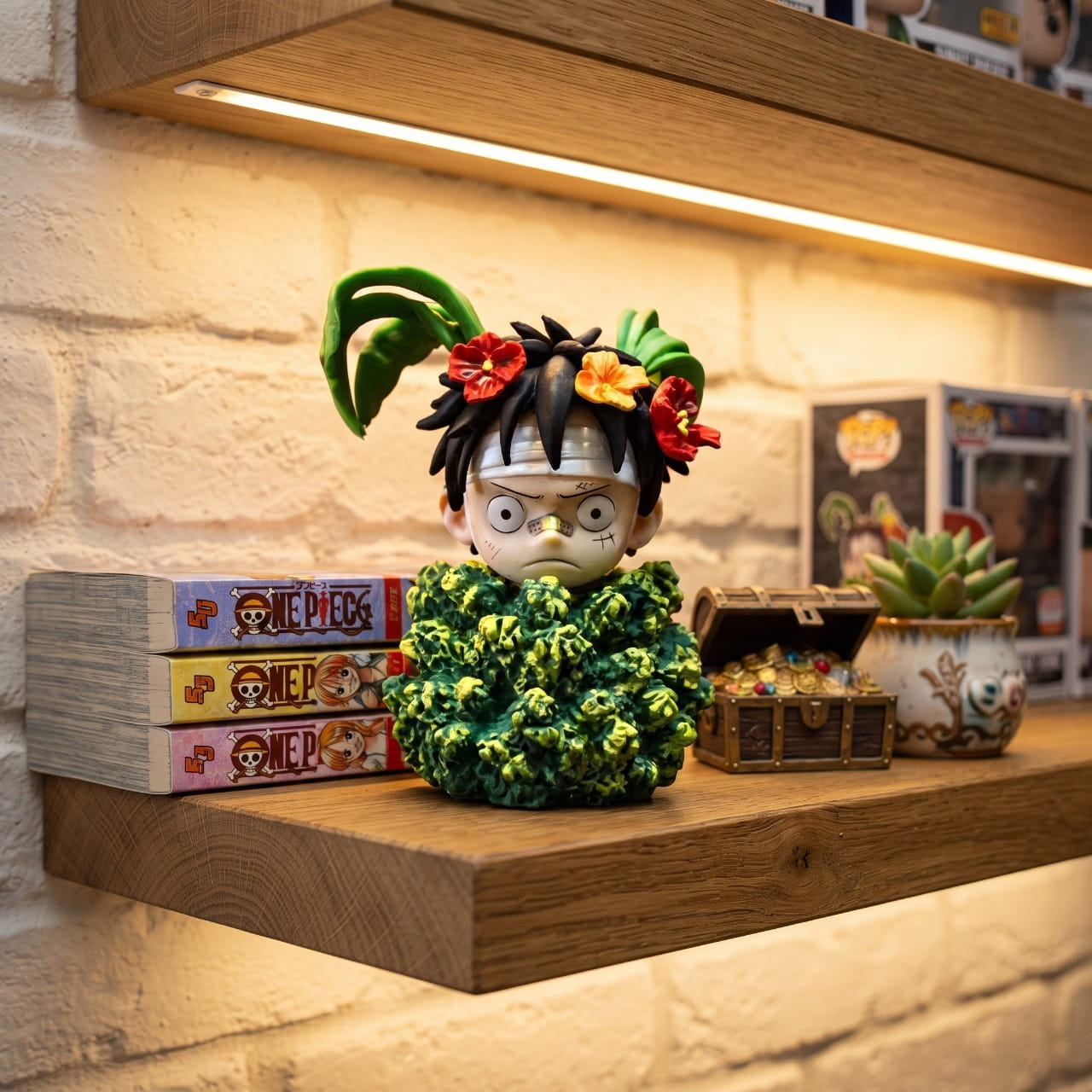 Figurine Luffy camouflage buisson One Piece - exposee sur une etagere (decor non inclus)