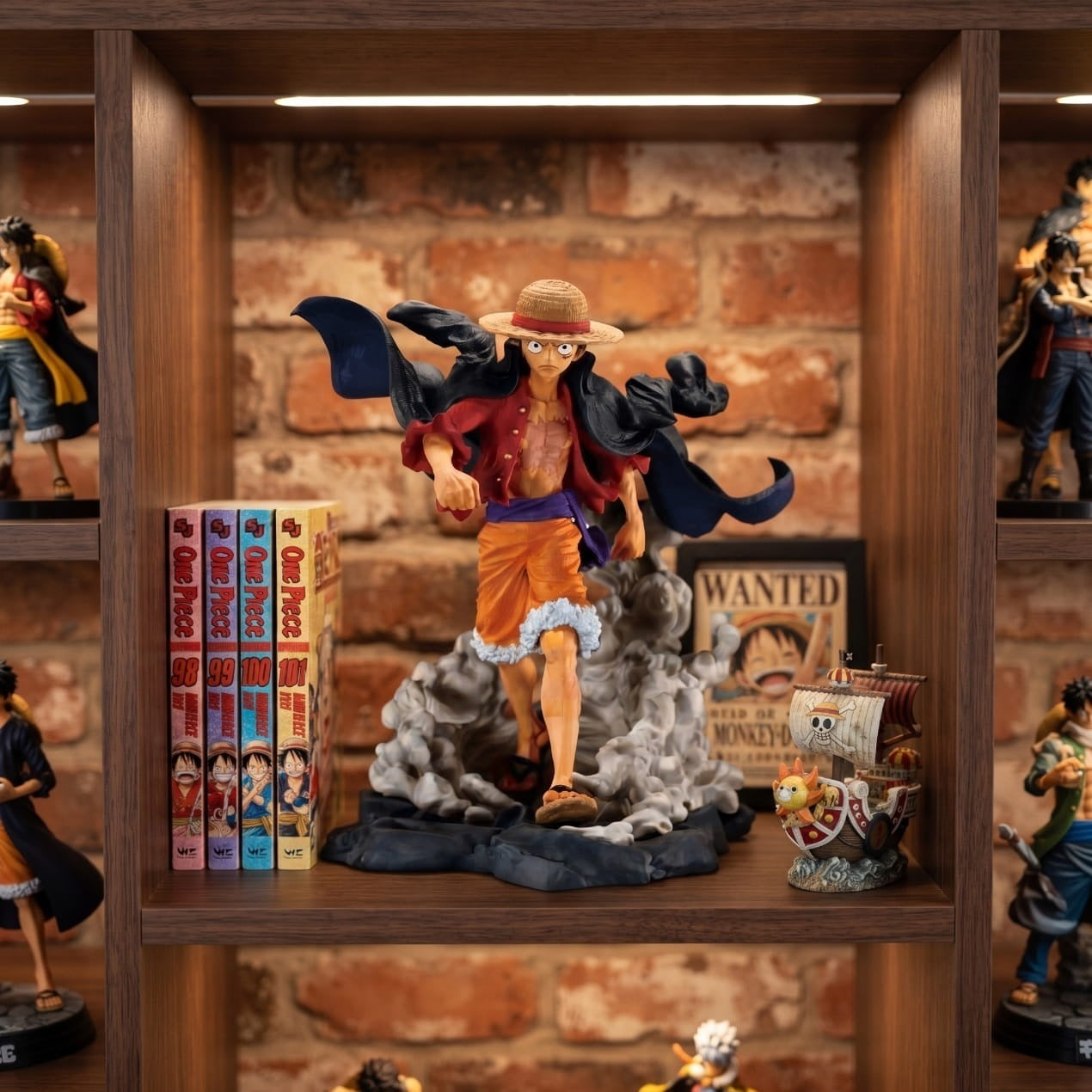 Figurine Luffy cape au vent One Piece - exposee sur une etagere (decor non inclus)
