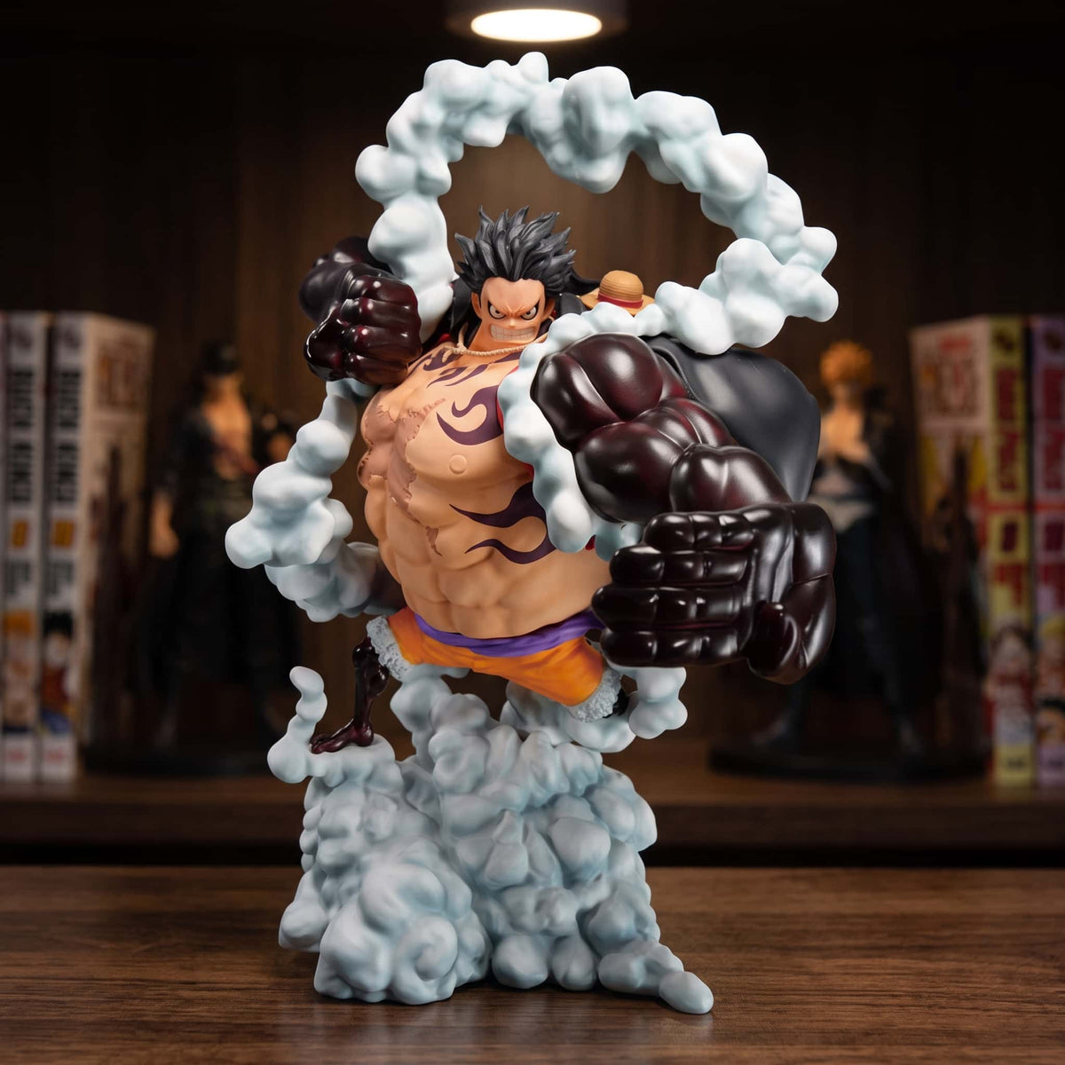 Figurine One Piece Luffy Gear 4 Boundman 20 cm dans sa vapeur, exposée sur une étagère devant des mangas (décor non inclus)