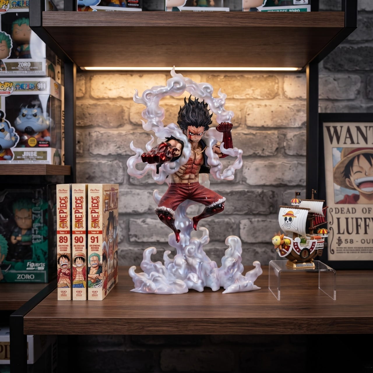 Figurine Luffy Gear 4 Snakeman - exposee sur une etagere (decor non inclus)