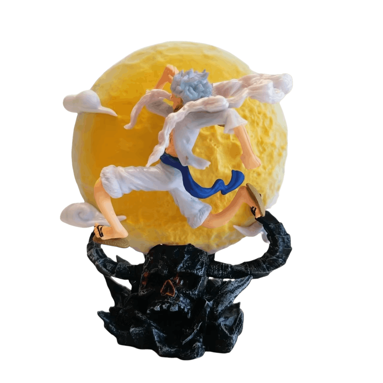 Figurine One Piece Luffy Gear 5 courant devant la pleine lune