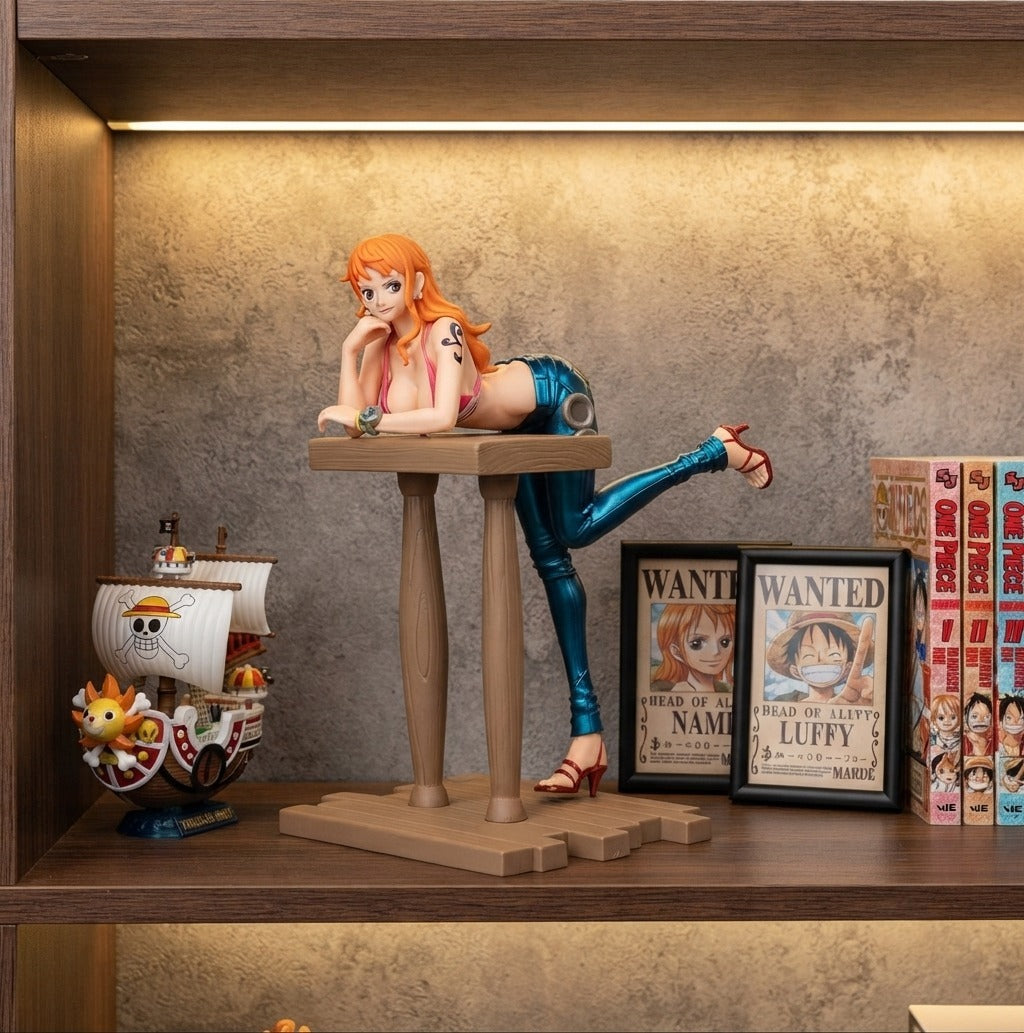 Figurine Nami detente One Piece - exposee sur une etagere (decor non inclus)