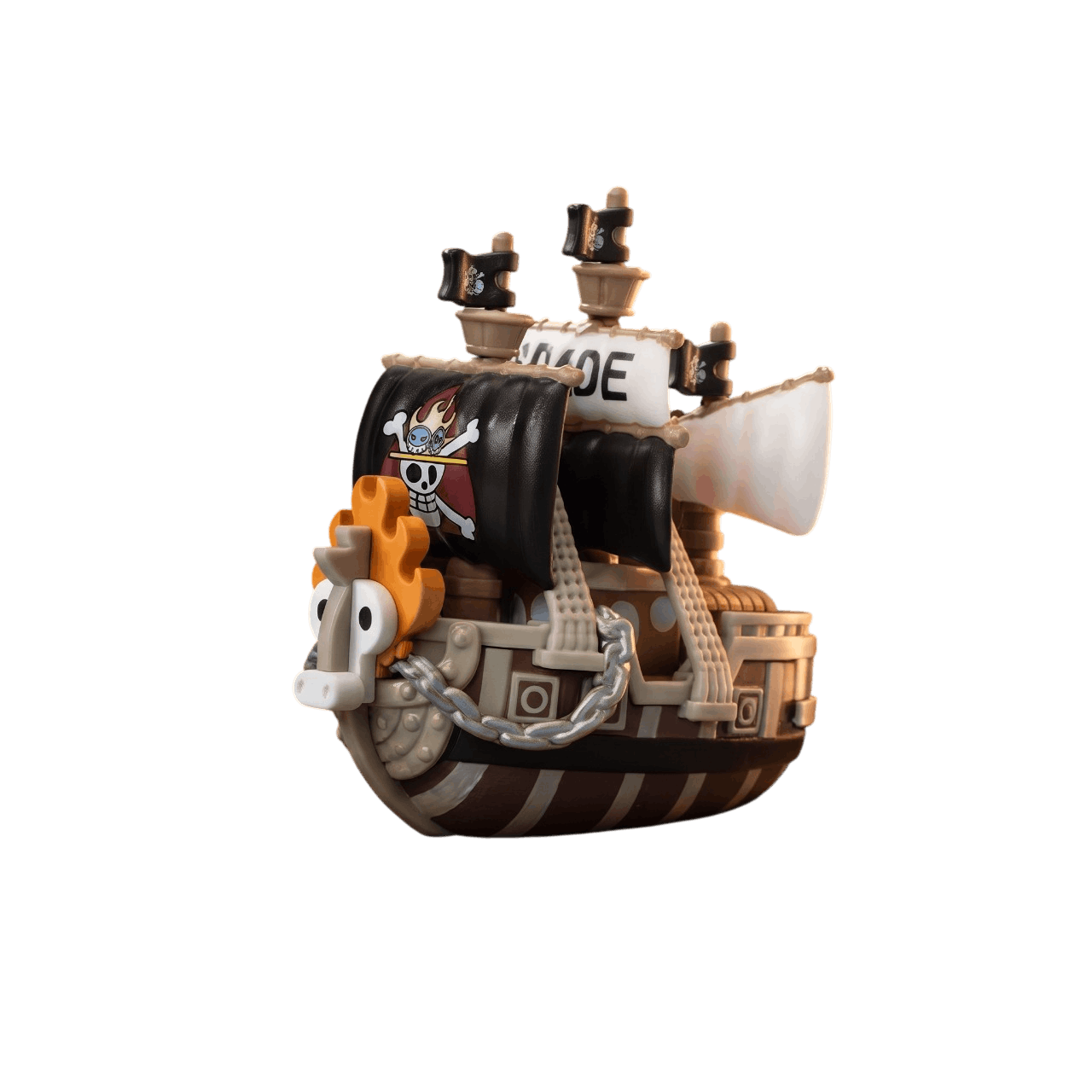 Réplique du navire des Pirates de Spade vue de trois quarts : voiles noires au Jolly Roger, chaînes d'ancre, étrave à crinière orange — One Piece, PVC peint
