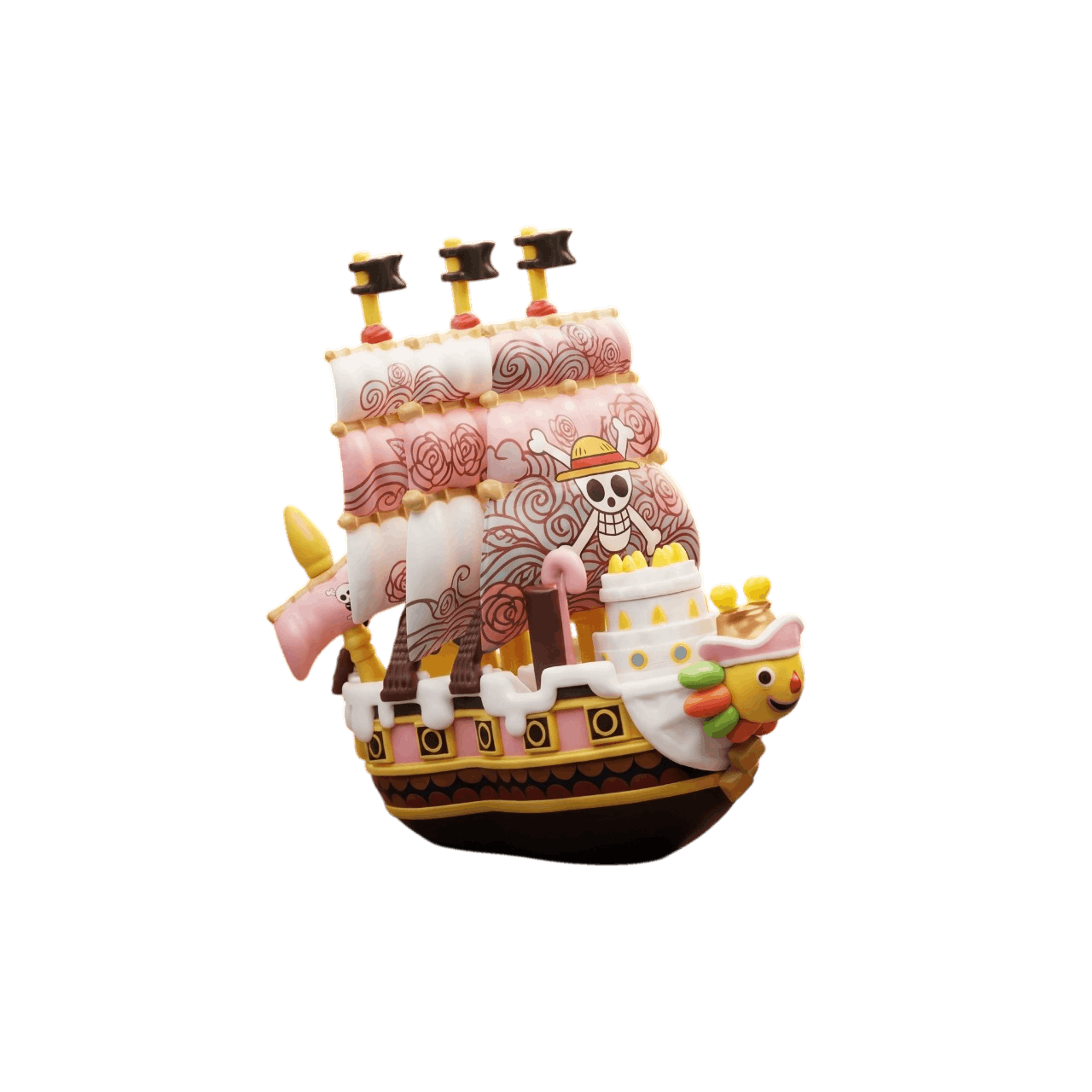 Réplique du Queen Mama Chanter vue de trois quarts : superstructure en gâteau crème et rose, bougies, étrave à visage souriant — One Piece, PVC peint