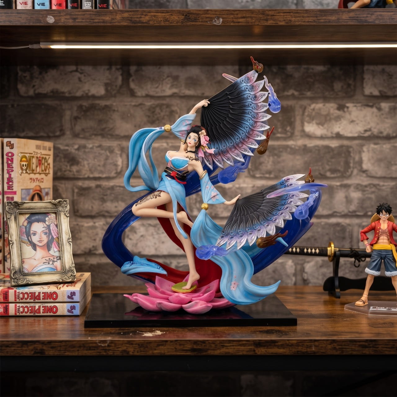 Figurine Nico Robin danse kabuki One Piece - exposee sur une etagere (decor non inclus)