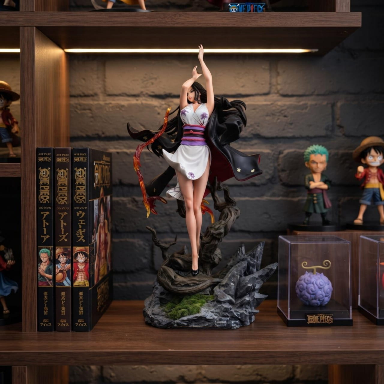Figurine Nico Robin fleur du demon One Piece - exposee sur une etagere (decor non inclus)