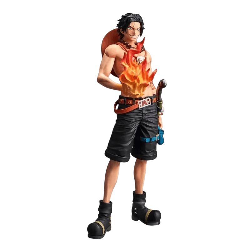 Figurine Portgas D. Ace One Piece de face : flamme sculptée tenue dans la main, devant le torse, ceinture à boucle A, chapeau orange dans le dos