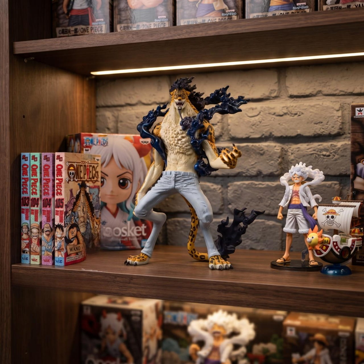 Figurine Rob Lucci forme leopard One Piece - exposee sur une etagere (decor non inclus)