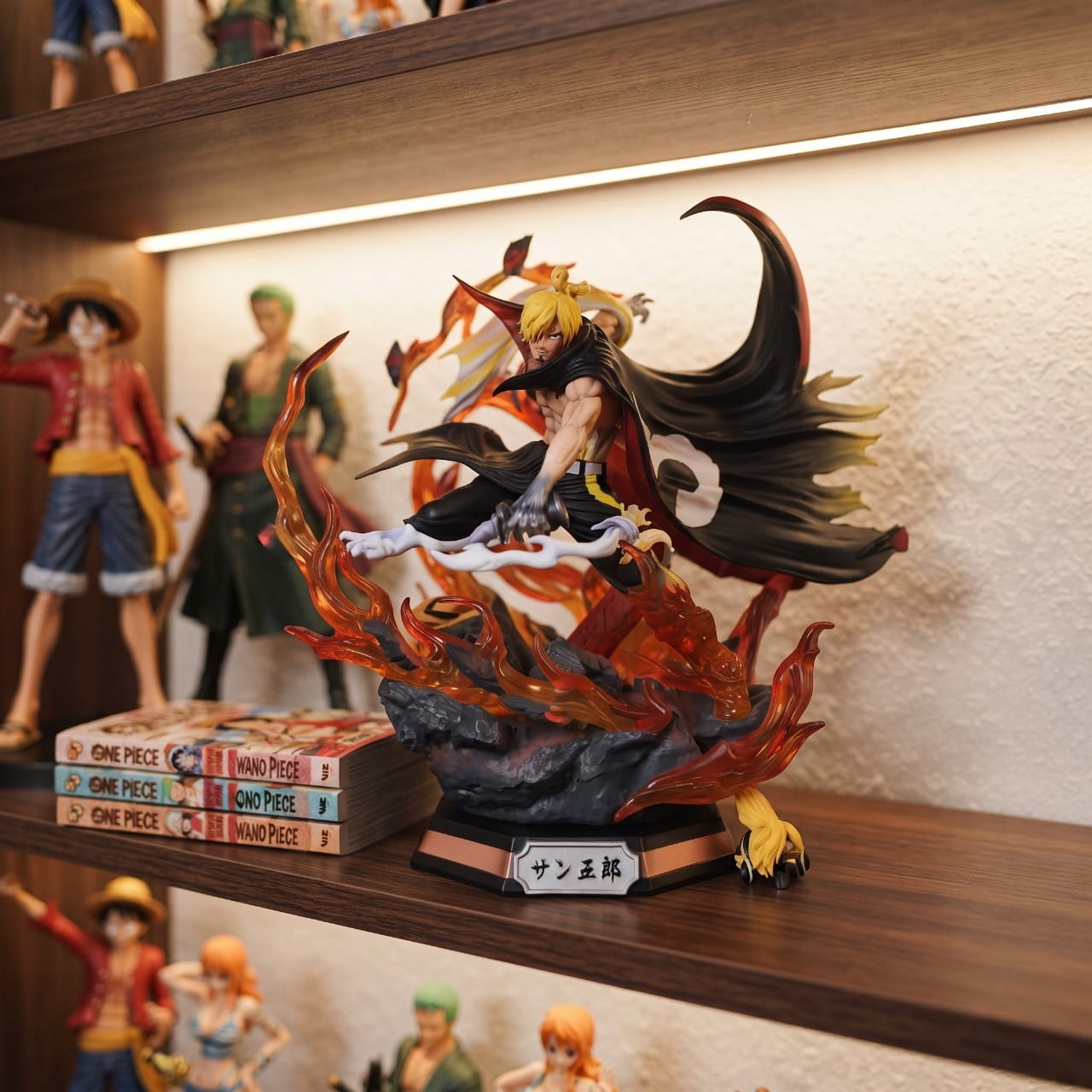 Figurine Sanji Sangoro Germa One Piece - exposee sur une etagere (decor non inclus)