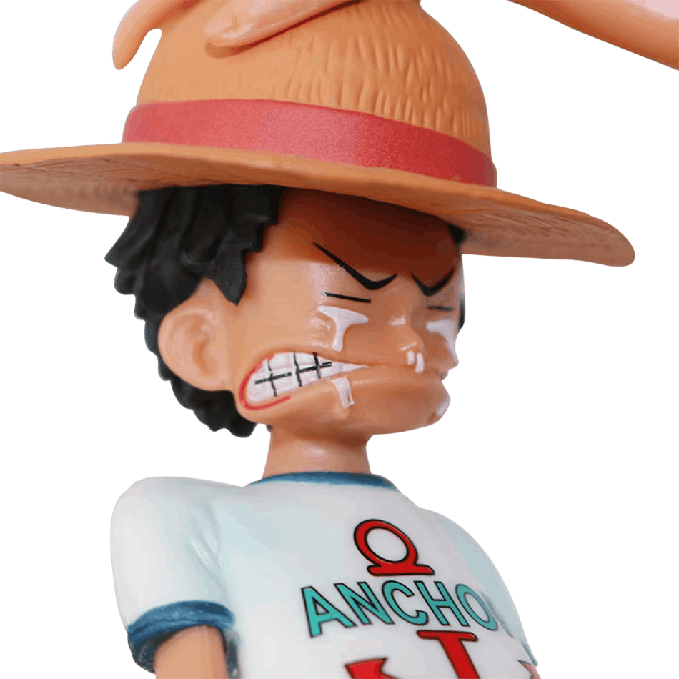 Figurine Shanks et Luffy vue de profil, cape noire et t-shirt à l'ancre