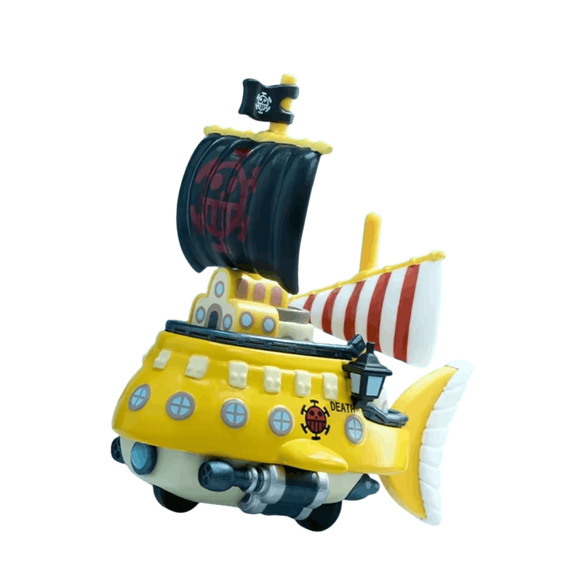 Réplique du Polar Tang vue de trois quarts : coque jaune en forme de poisson, hublots cerclés de bleu, voile au pavillon des Pirates du Cœur — One Piece, PVC peint