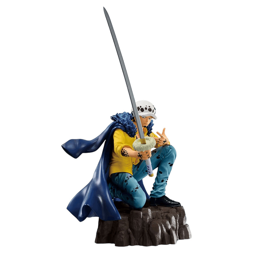 Figurine Trafalgar Law One Piece de trois quarts : chapeau blanc tacheté, haut jaune, manteau bleu au col fourré, Kikoku dressé, main levée, socle rocher