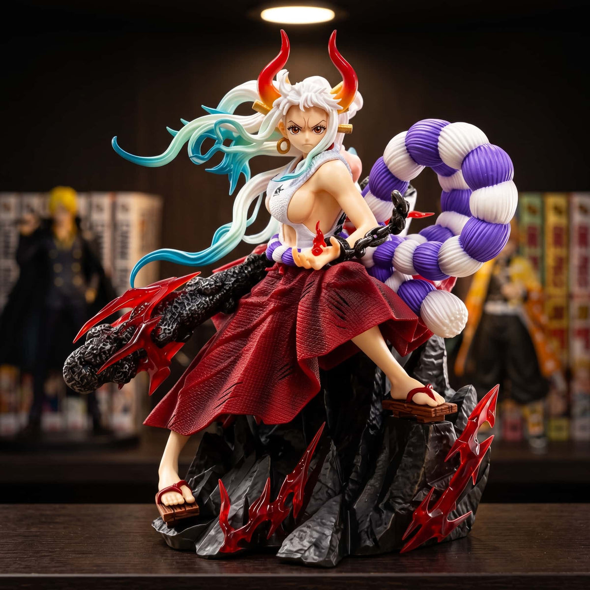 Figurine Yamato (One Piece), 20 cm, cornes et chevelure blanche très longue — posée sur une étagère en bois.