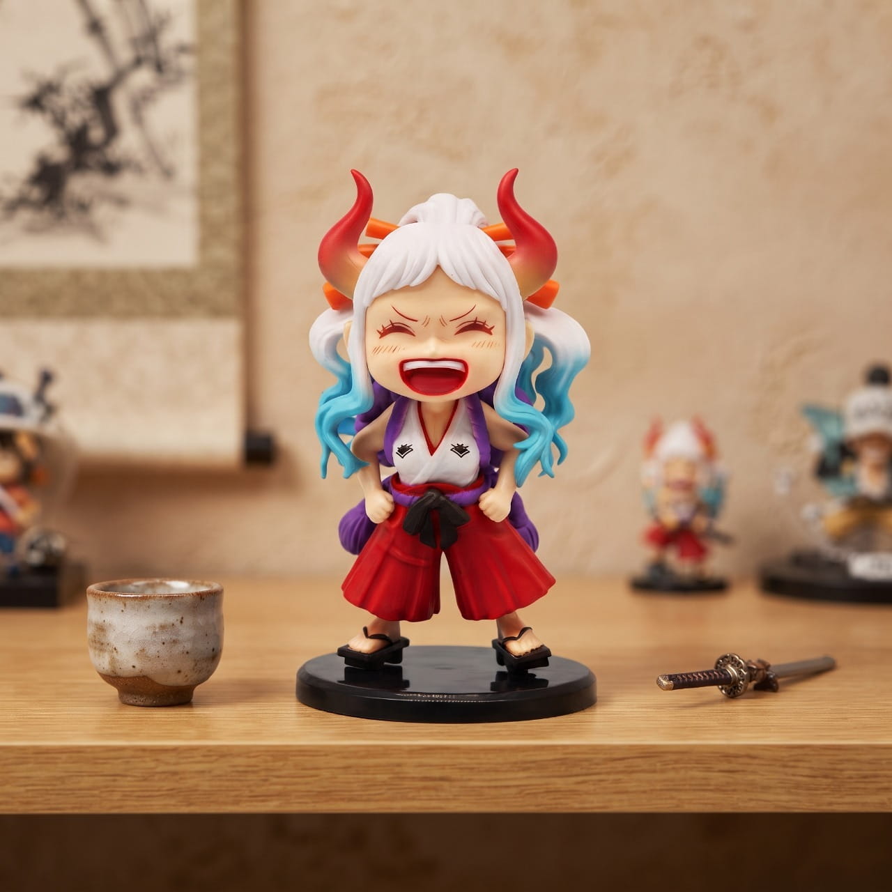 Figurine chibi Yamato exposée sur une étagère (décor non inclus)