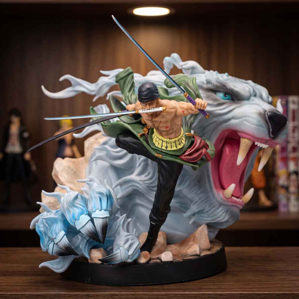 Figurine One Piece Roronoa Zoro 24 cm devant une tête de tigre blanc, exposée sur une étagère (décor non inclus)