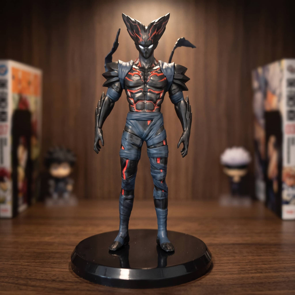 Figurine Garou (One Punch Man), 21 cm, dans la transformation de monstre — posée sur une étagère en bois.