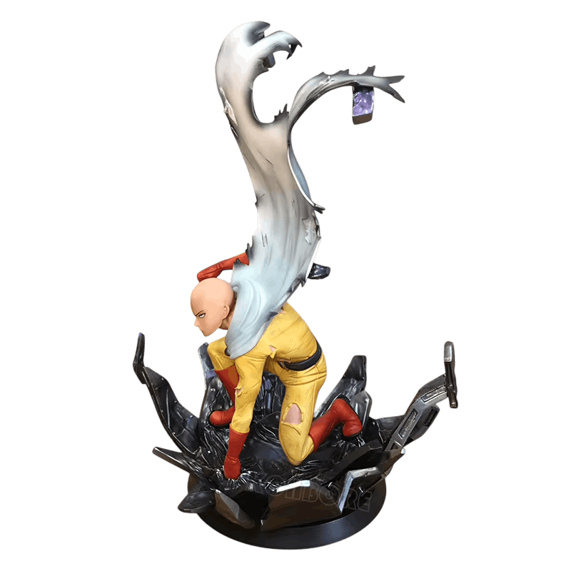 Figurine Saitama (One Punch Man), 24 cm, cape tenue en arrière par le souffle de l'impact — détourée, vue sans décor.