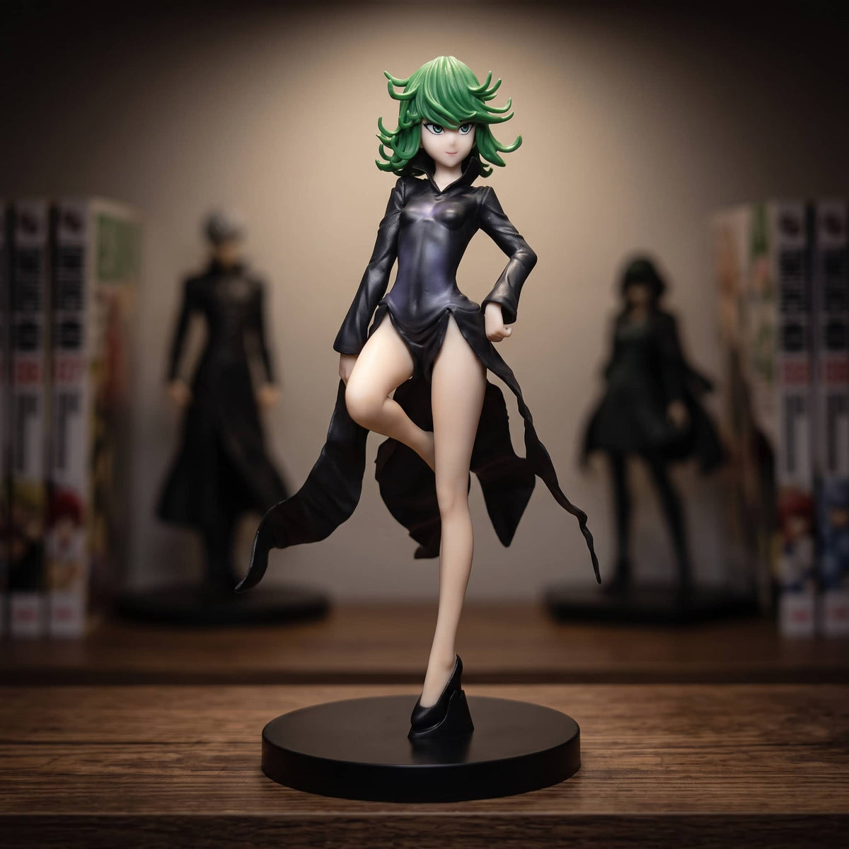 Figurine Tatsumaki (One Punch Man), 20 cm, chevelure verte en boucles relevées — posée sur une étagère en bois.