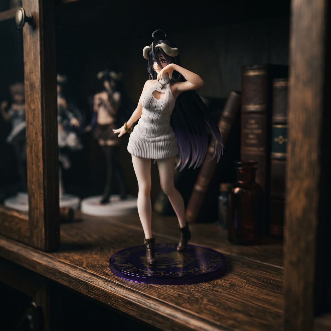 Figurine Albedo Overlord robe-pull exposée sur une étagère (décor non inclus)