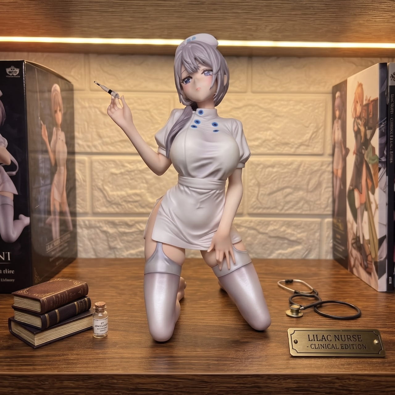 Figurine Saotome Shino infirmière exposée sur une étagère (décor non inclus)