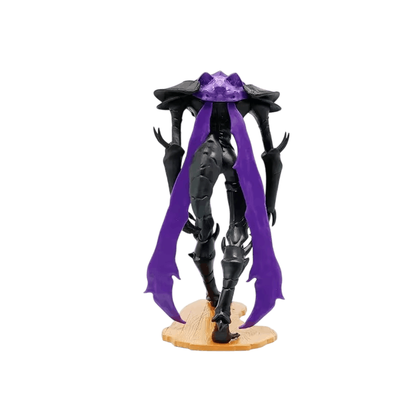 Détail de la figurine Beru : crête violette translucide et griffes de la carapace noire