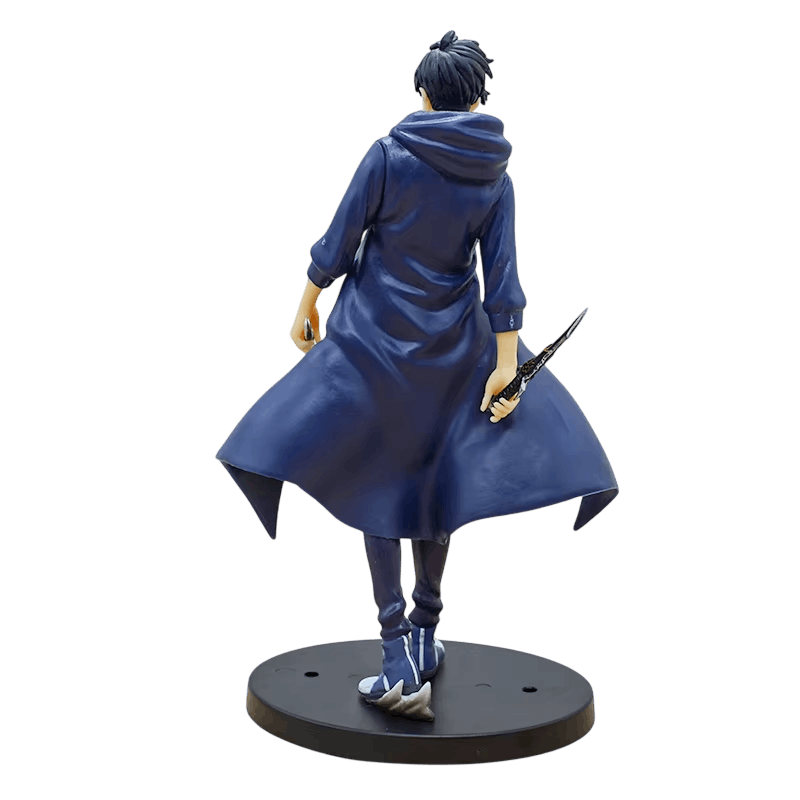 Figurine Sung Jinwoo vue de dos, capuche rabattue et manteau déployé, dague noire tenue le long du corps