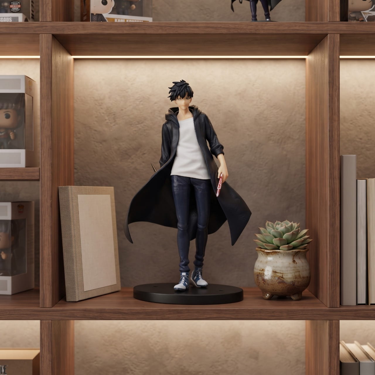 Figurine Sung Jinwoo de Solo Leveling en manteau bleu nuit posée sur une étagère en bois éclairée