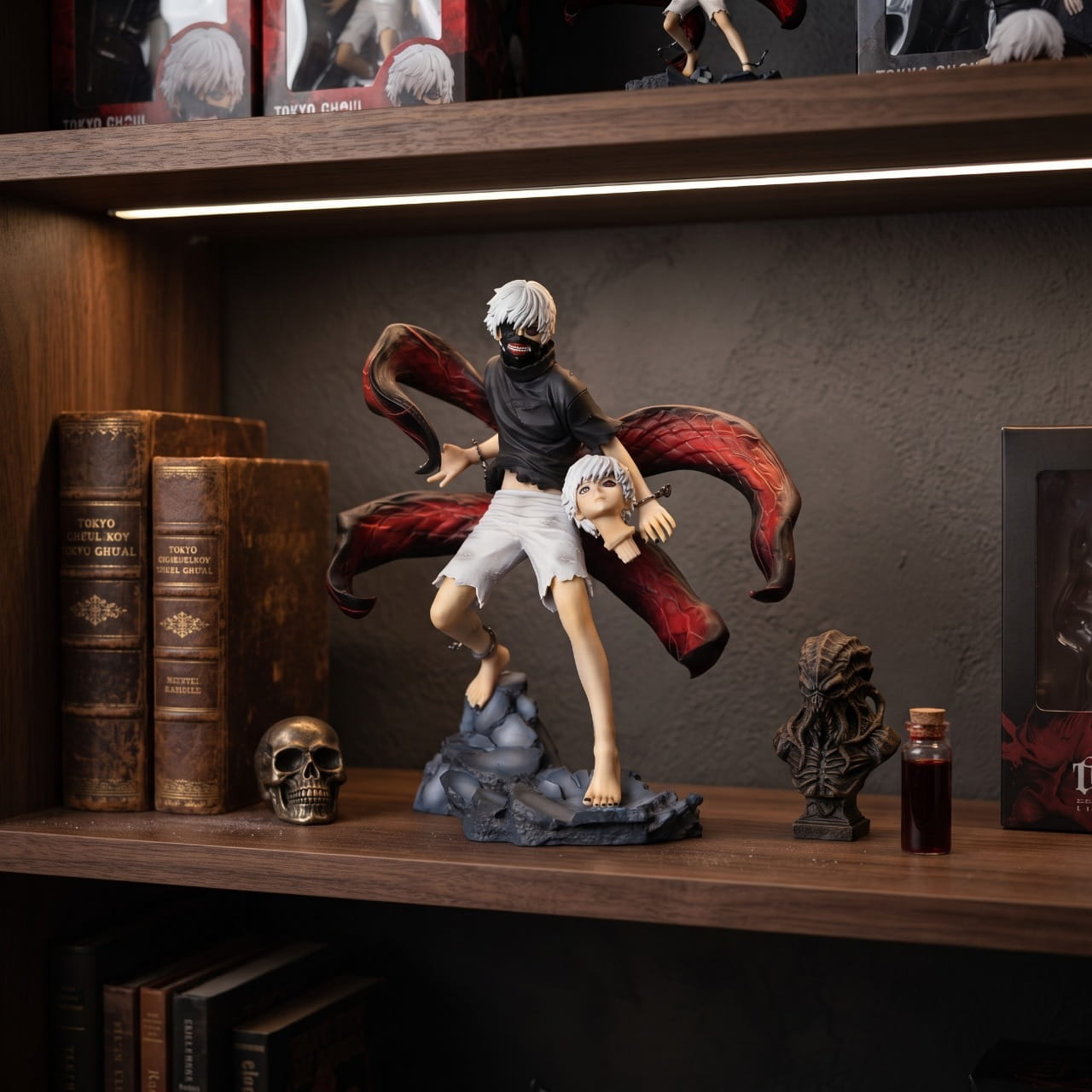 Figurine Tokyo Ghoul Ken Kaneki au kagune écarlate, exposée sur une étagère (décor non inclus)