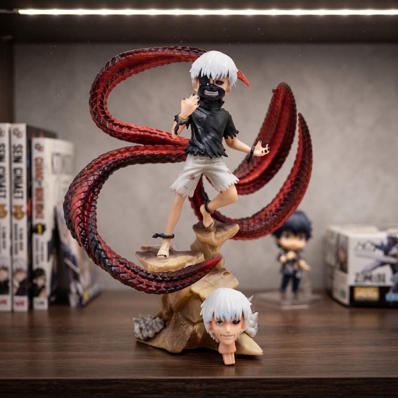 Figurine Tokyo Ghoul Ken Kaneki au kagune enroulé en spirale, exposée sur une étagère (décor non inclus)