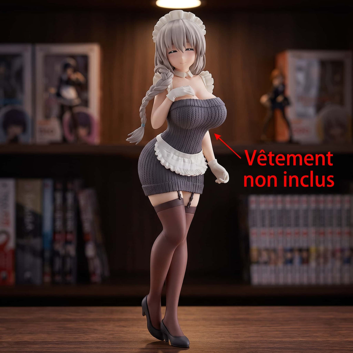 Figurine Tsuki Uzaki 28 cm d'Uzaki-chan, longue tresse argentée, coiffe de servante et bas à jarretelles, présentée avec un pull gris non inclus sur une étagère (décor non inclus)