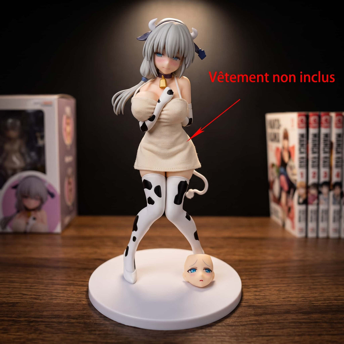 Figurine Tsuki Uzaki 22 cm d'Uzaki-chan, serre-tête à cornes de vache, clochette dorée et bas tachetés, présentée avec un pull beige non inclus sur une étagère (décor non inclus)