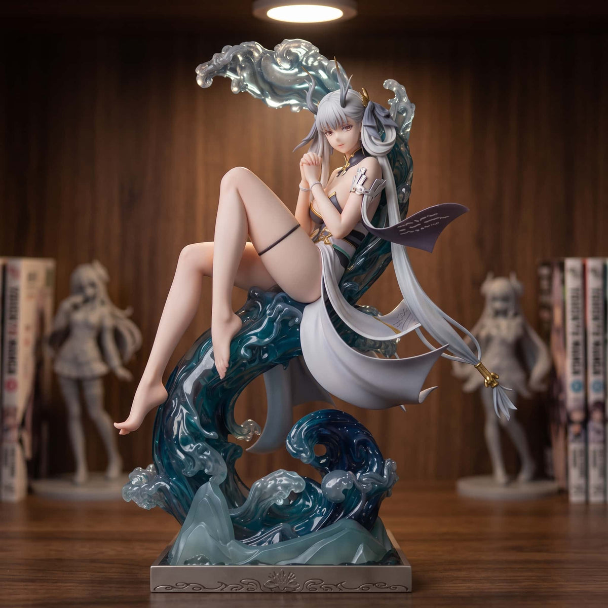 Figurine Jinhsi Wuthering Waves 33 cm assise sur une vague translucide bleu-vert, exposée sur une étagère (décor non inclus)