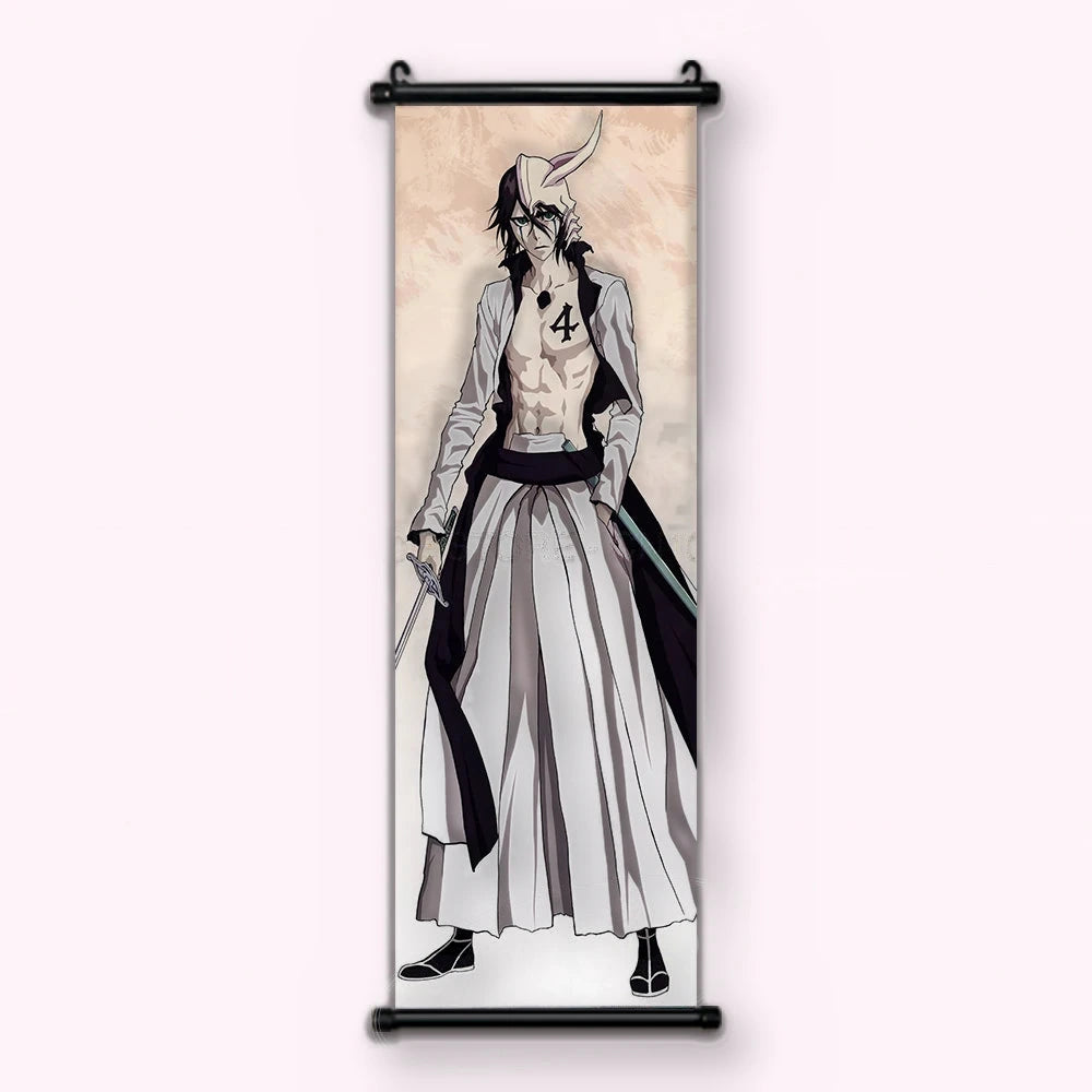 Ulquiorra pâle en manteau blanc, casque cornu, chiffre 4 sur le torse, sabre en main, kakémono vu de face