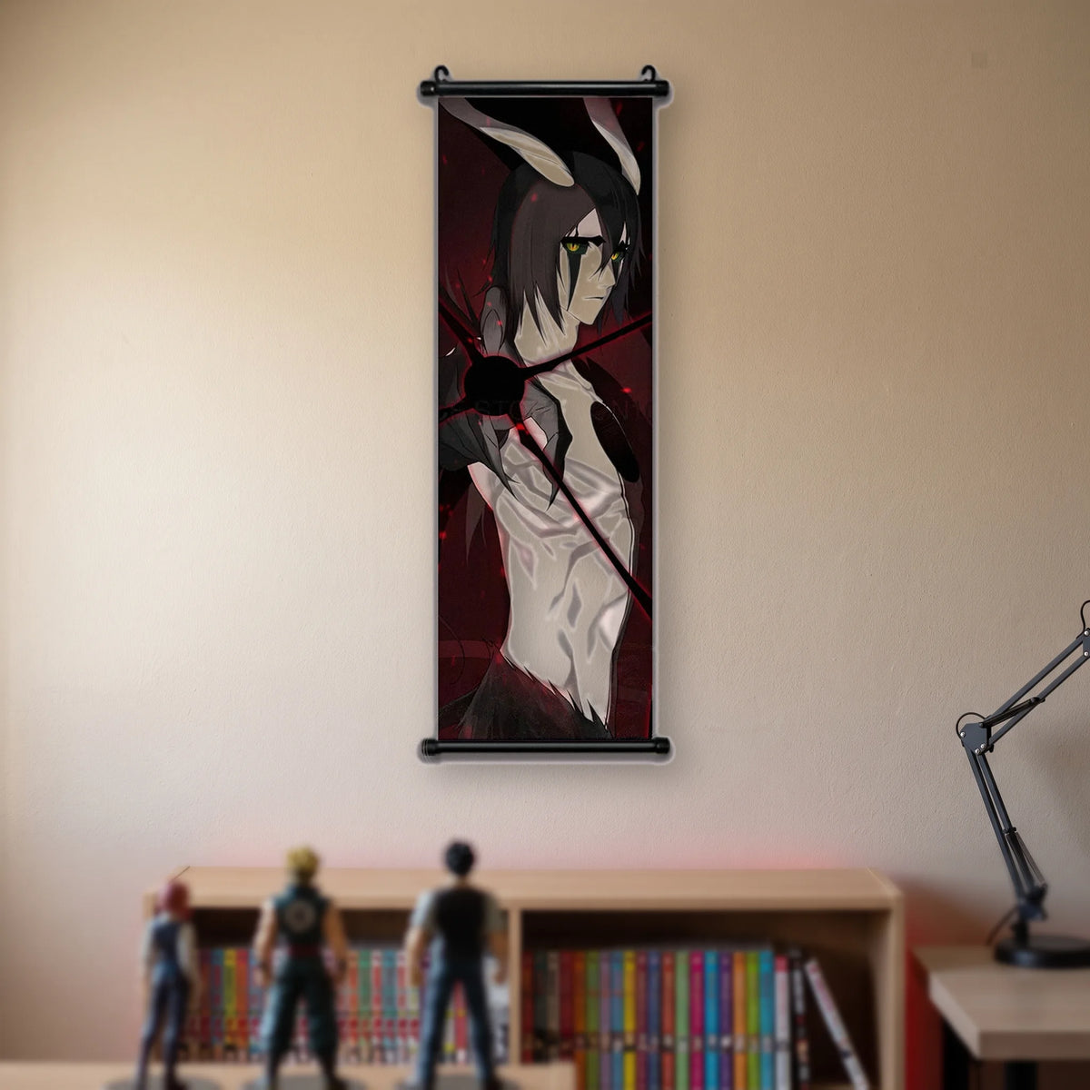 silhouette pâle torse nu, cheveux noirs, marques vertes sous les yeux, cornes blanches, fond rouge, kakémono suspendu dans une chambre