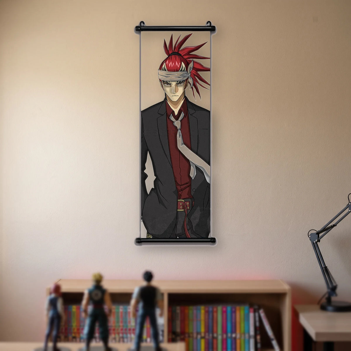 Renji aux cheveux rouges dressés, costume noir, chemise bordeaux, bandeau blanc, fond beige, kakémono suspendu dans une chambre