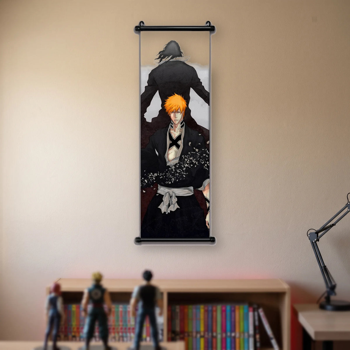 Ichigo debout en kimono noir, croix blanche sur le torse, grande ombre derrière, kakémono suspendu dans une chambre